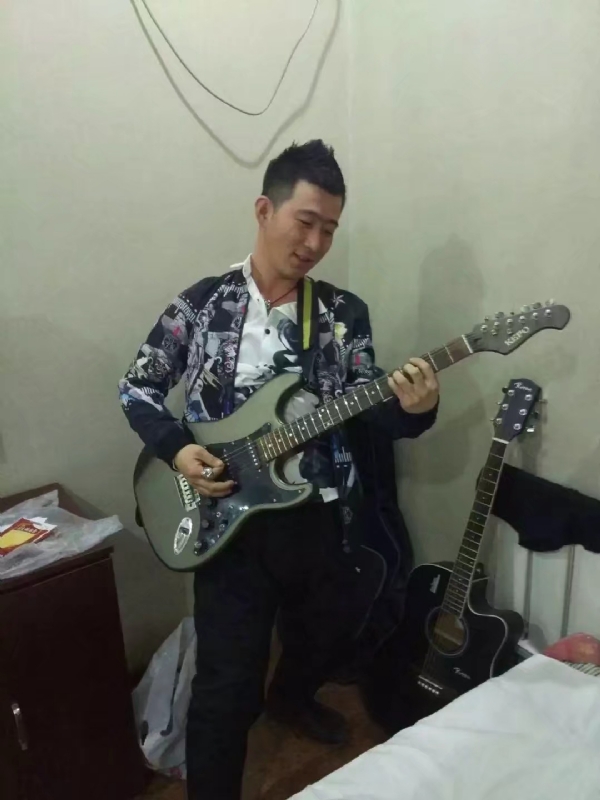 小吉他的第一张照片--银川相亲服务中心