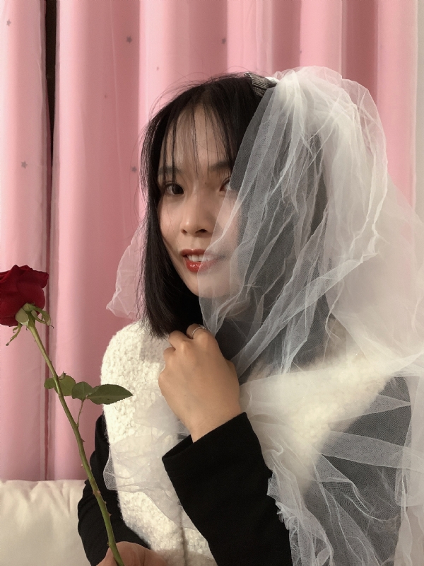 持紫菜包饭的女孩的第一张照片--银川相亲服务中心