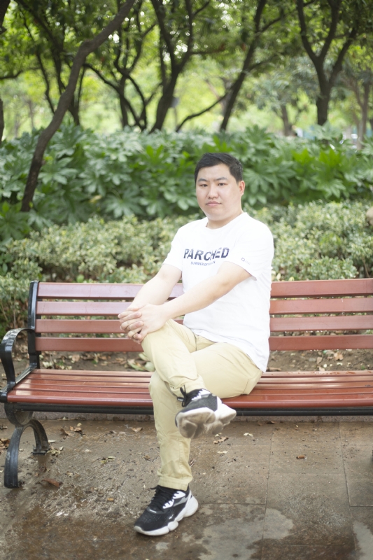 抱着鱼睡觉的猫的第一张照片--银川相亲服务中心
