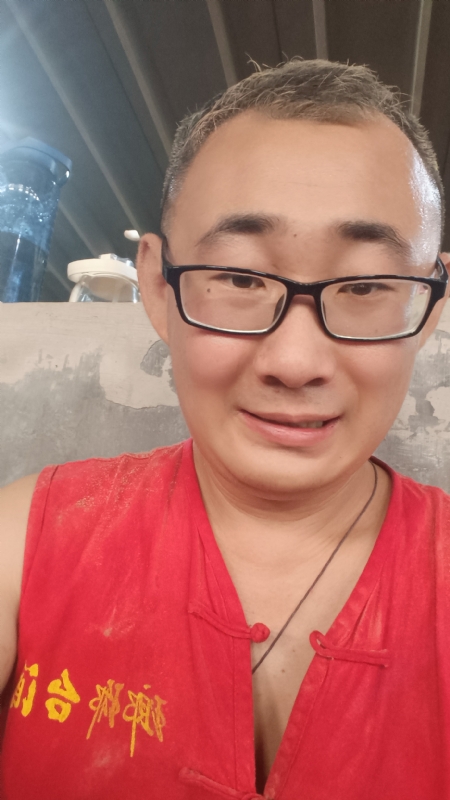 黑黑一笑的第二张照片--银川相亲服务中心